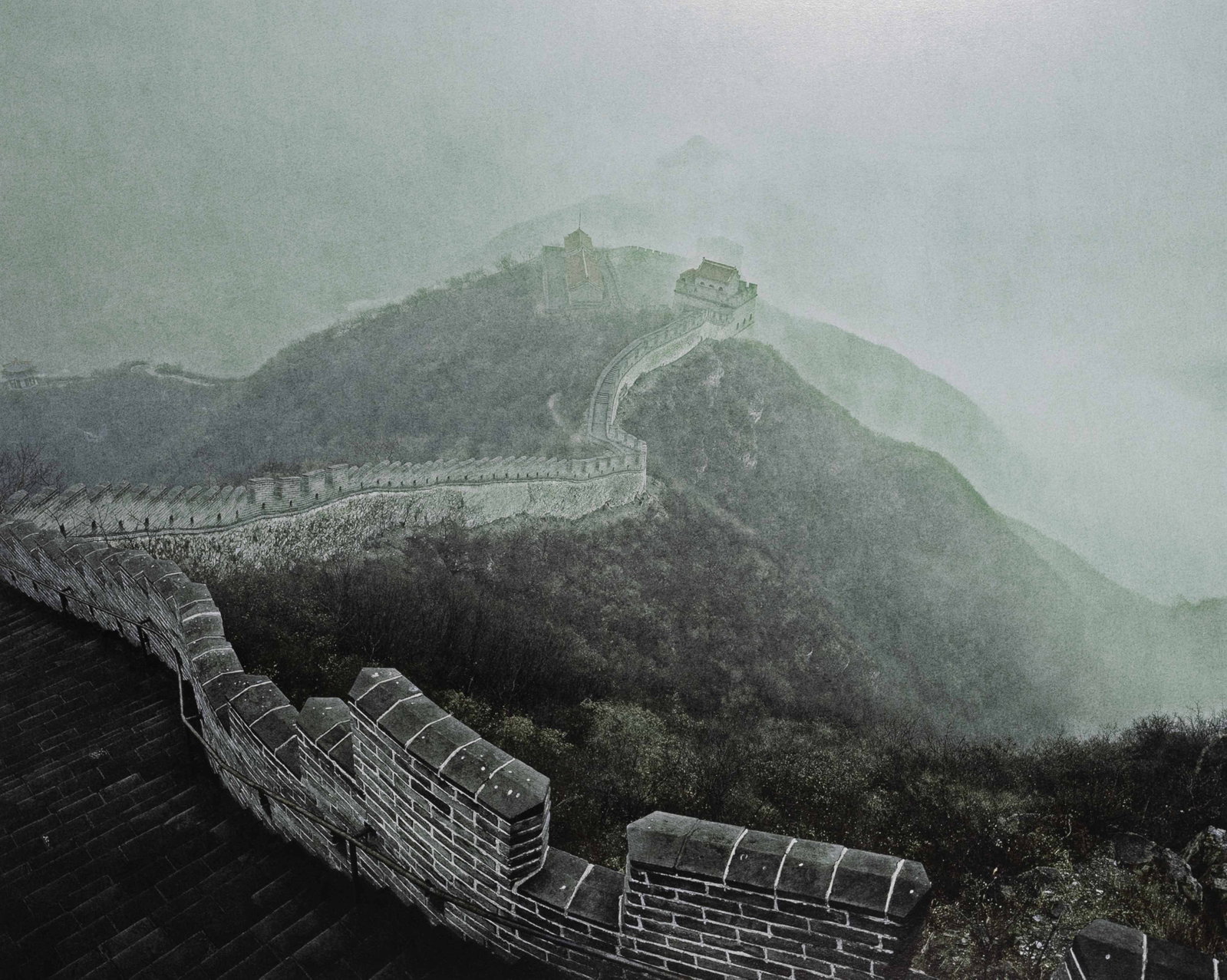 JIMMY NELSON (*1967) : JIMMY NELSON (*1967) | Great Wall of China, 2005 Image size: c. 80 x 100 cm English Archival pigment print on semi-matte paper, flush-mounted on aluminium c. 102 x 122 cm, original brown wooden frame 