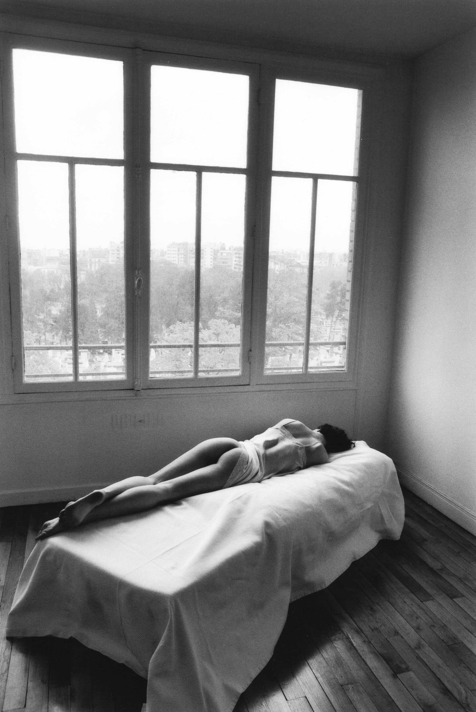JEANLOUP SIEFF (1933–2000): JEANLOUP SIEFF (1933–2000) | Sleeping Nude, Paris 1991 Image size: 44.7 x 30.3 cm English Vintage silver print on double-weight semi-matte paper 50 x 40 cm, in very good condition. Photographer'