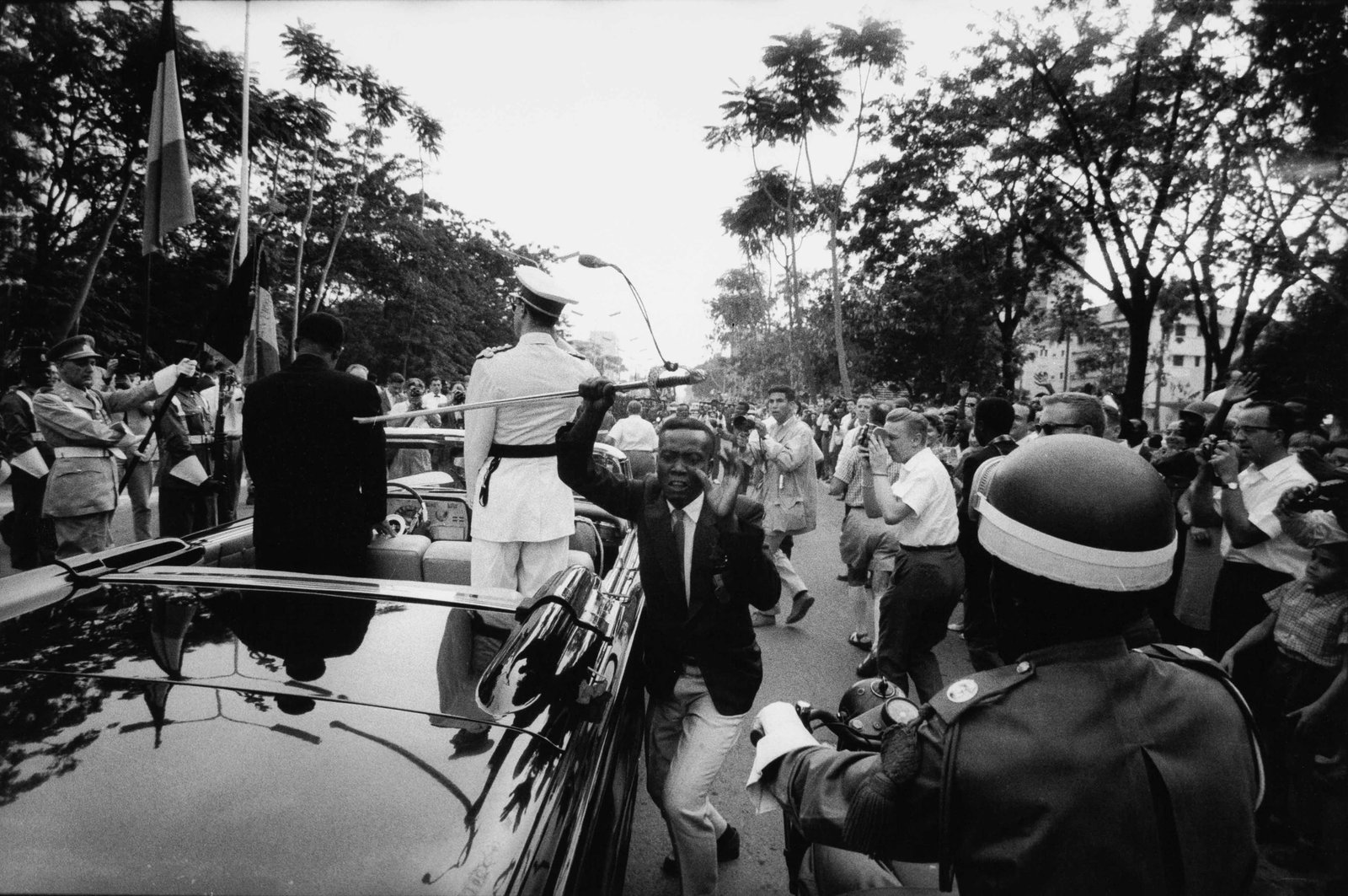 ROBERT LEBECK (1929–2014): ROBERT LEBECK (1929–2014) | Leopoldville, Congo 1960 Image size: 37 x 55.6 cm English Gelatin silver print, printed in the 1980s on double-weight semi-matte paper 48.7 x 59 cm, in very good cond