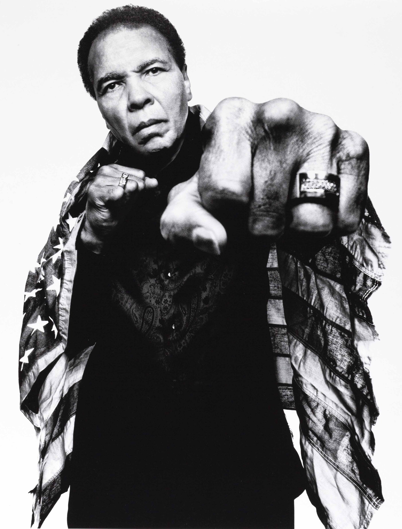 PLATON (*1968): PLATON (*1968) | Muhammad Ali, 2009 Image size: c. 42 x 33.5 cm English Archival pigment print, printed later on double-weight paper 50.8 x 40.6 cm, in excellent condition. Signed by the photographer