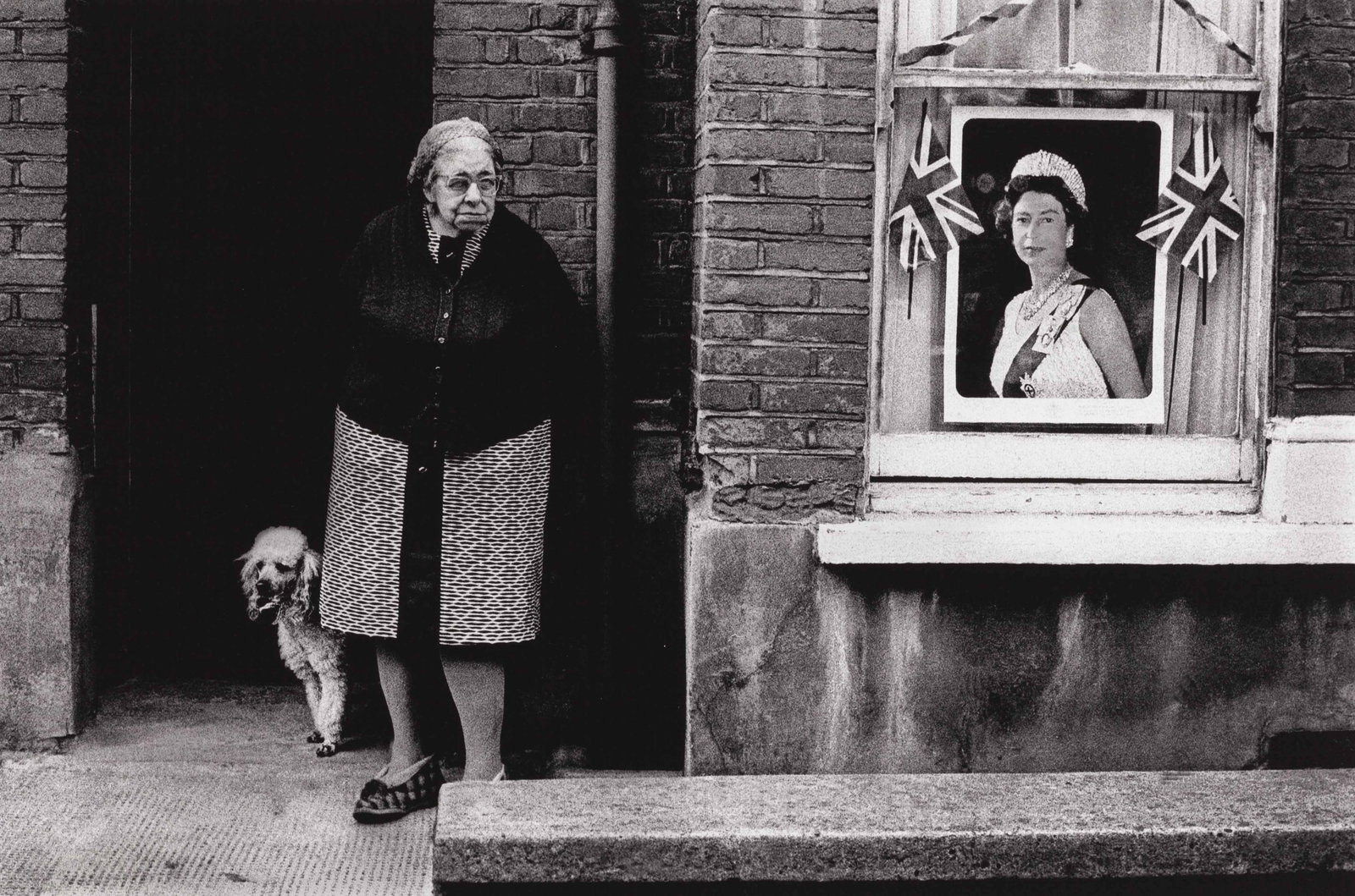IAN BERRY (*1934): IAN BERRY (*1934) | Jubilee celebrations in Fulham, London, from 'The English', 1973–77 Image size: 31.5 x 47.7 cm English Archival Pigment Print, printed later on matte fine art paper 42 x