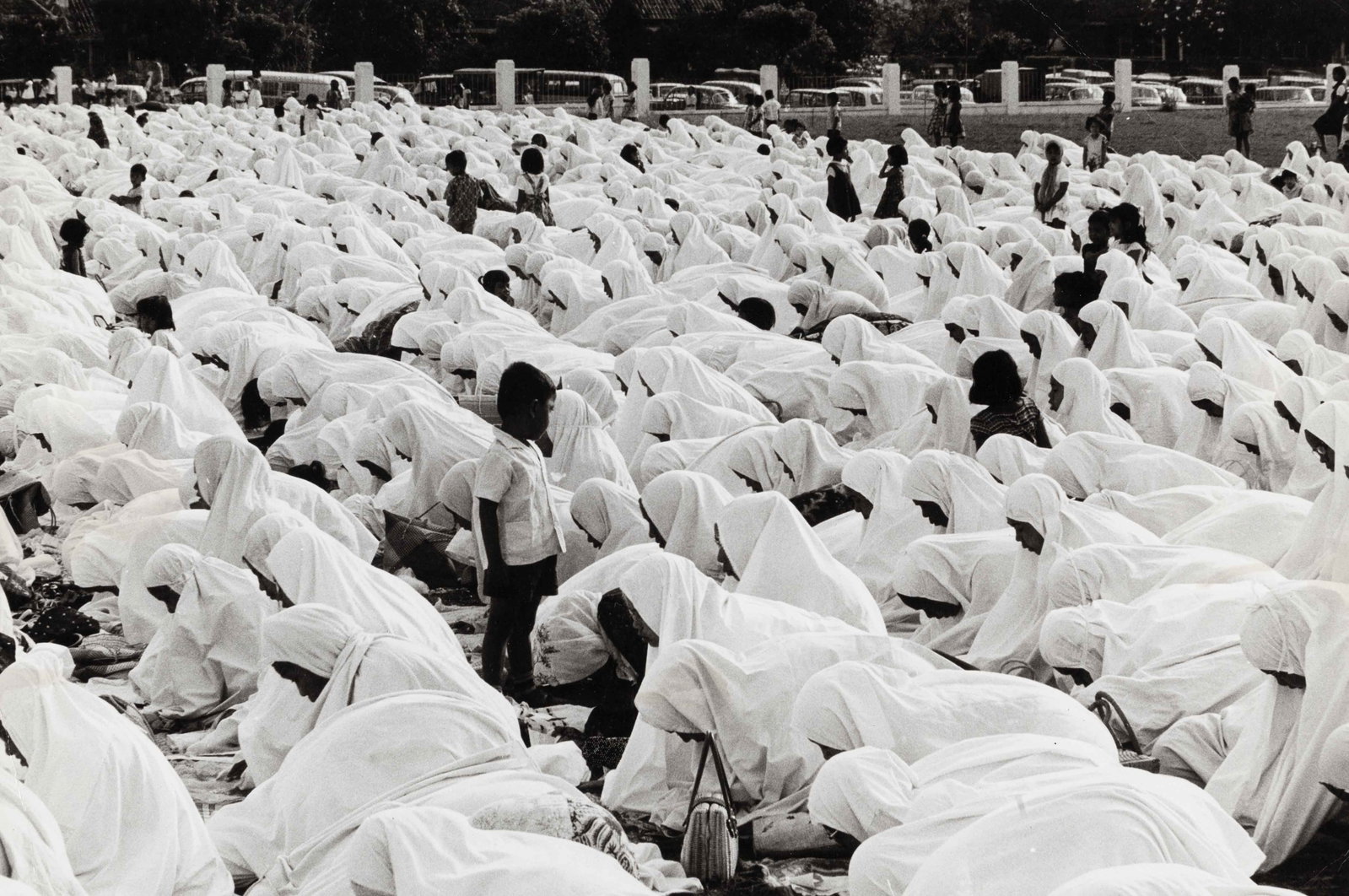 ROBERT LEBECK | Women at open-air prayer, Indonesia, 1965: Vintage print, stamped, signed, 24 x 30 cm KRISTALL The scene shows a large congregation of Muslim women in white prayer garments. Indonesia has the biggest Muslim community in the world (95 Million)