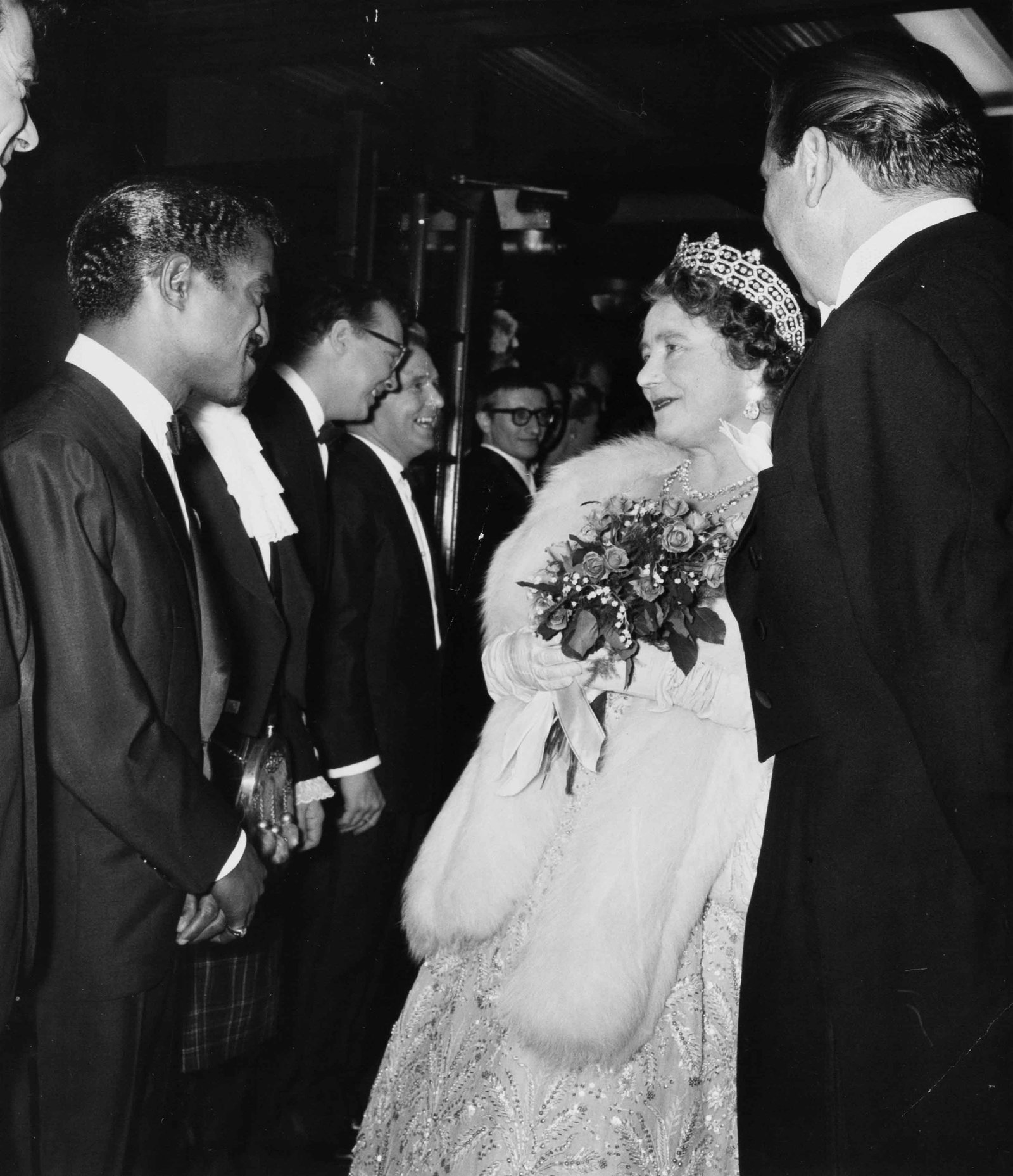 DAILY MIRROW | Queen Mother & Sammy Davis Jun., 1961 (1 of 1)
