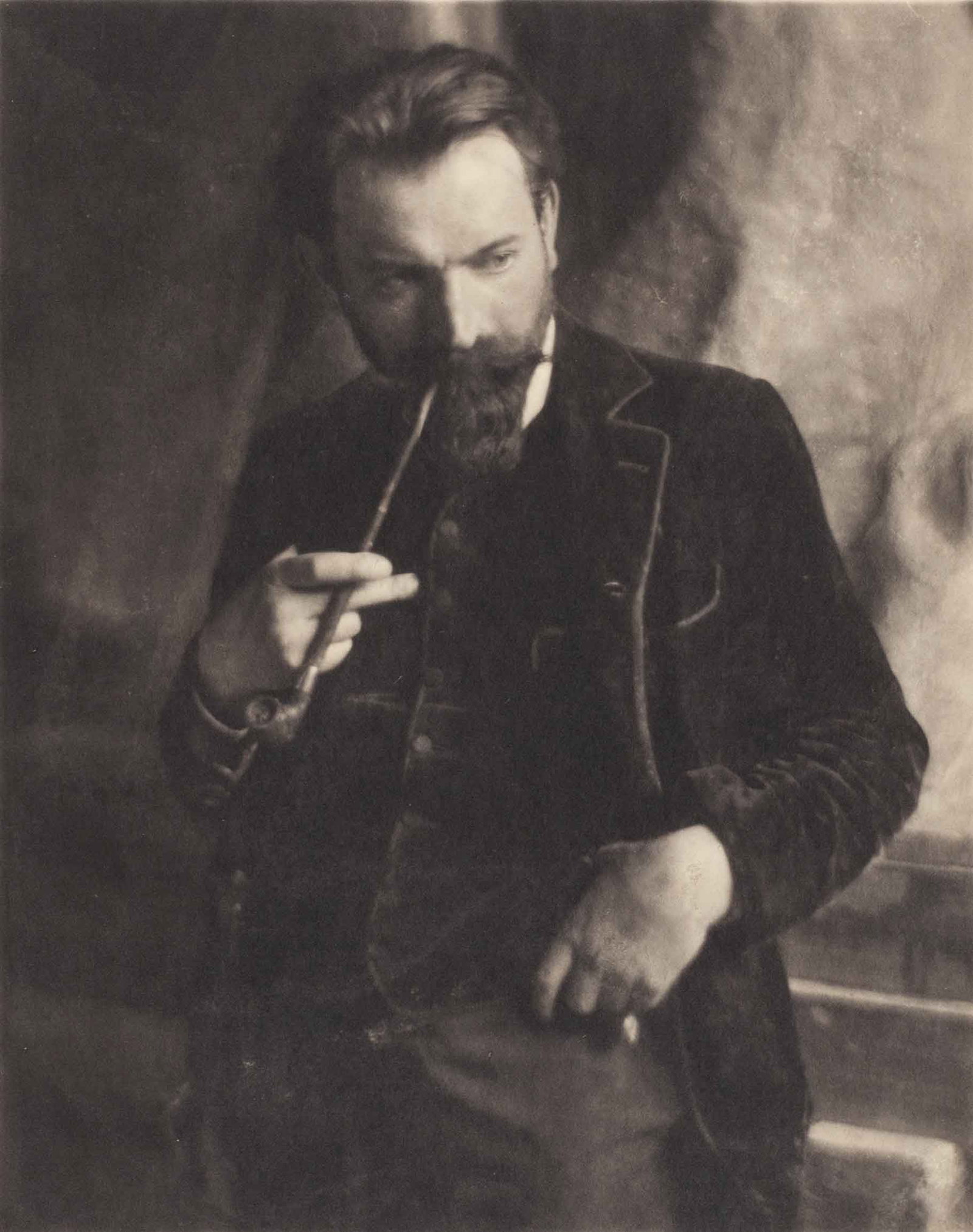 HEINRICH KÜHN (1866–1944): HEINRICH KÜHN (1866–1944) | Sculptor Hans Perathoner, Tyrol, Austria c. 1906 Image Size: 29.2 x 23.2 cm English Gum Platinum print on Japanese paper 40.4 x 26.5 cm, in excellent condition.