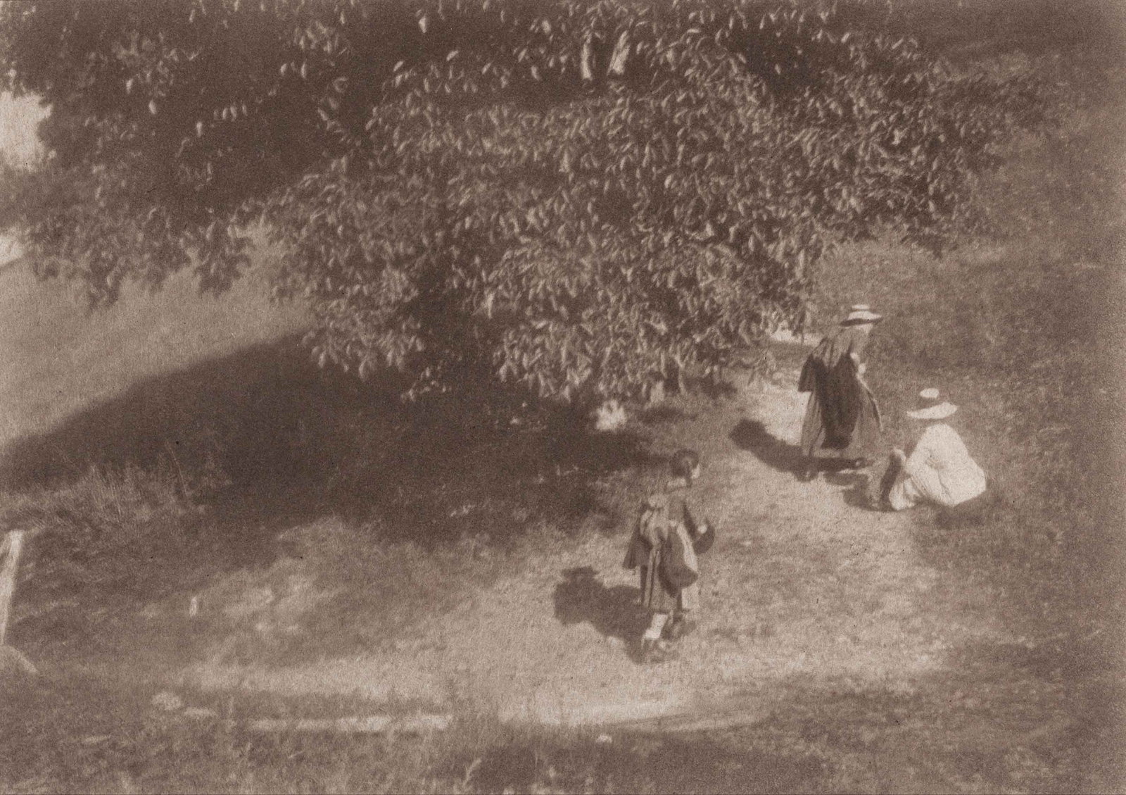 HEINRICH KÜHN (1866–1944): HEINRICH KÜHN (1866–1944) | Hikers under a tree, Tyrol, Austria 1915 Image Size: 21 x 29 cm English Multiple oil transfer print on Japanese paper 26.5 x 35 cm, in excellent condition.