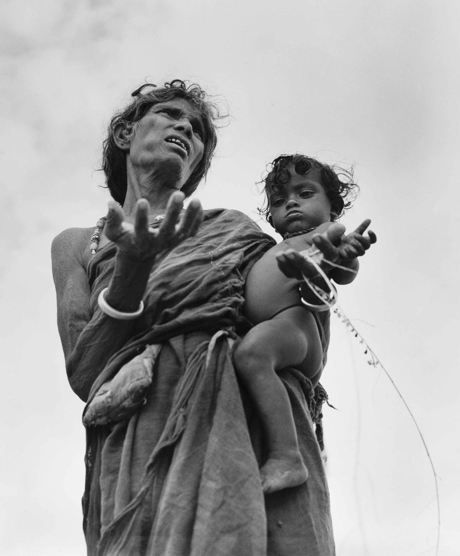 WERNER BISCHOF (1916–1954): WERNER BISCHOF (1916–1954) | Famine in Bihar Province, India 1951 Image Size: 56 x 46 cm English Gelatin silver print, printed in 1989, 60.8 x 50.5 cm, in very good condition. Magnum's "In our T