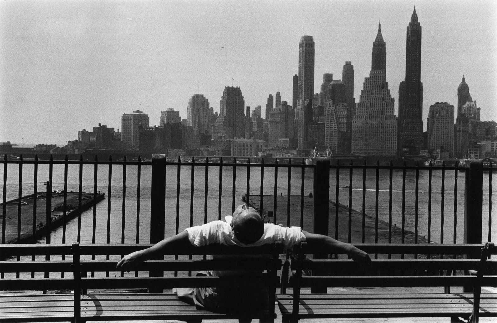 LOUIS STETTNER (1922–2016): LOUIS STETTNER (1922–2016) | Manhattan from the promenade, Brooklyn, New York 1954 Image Size: 19.6 x 29.6 cm English Gelatin silver print, printed later on Agfa paper, 26.3 x 35.3 cm, in very