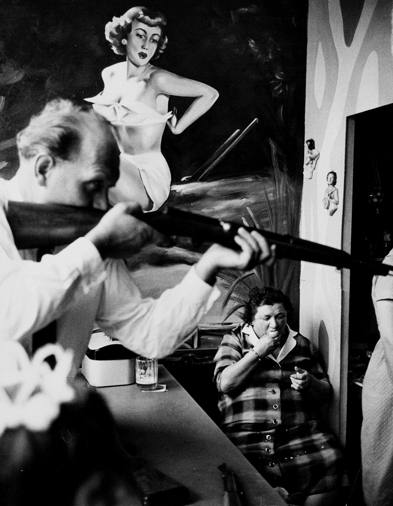 FRANZ HUBMANN (1914–2007): FRANZ HUBMANN (1914–2007) | At a shooting range in Vienna's Prater, 1957 Image Size: 29.9 x 23.4 cm English Vintage gelatin silver print on Agfa Brovira paper 29.9 x 23.4 cm, in good condition. 