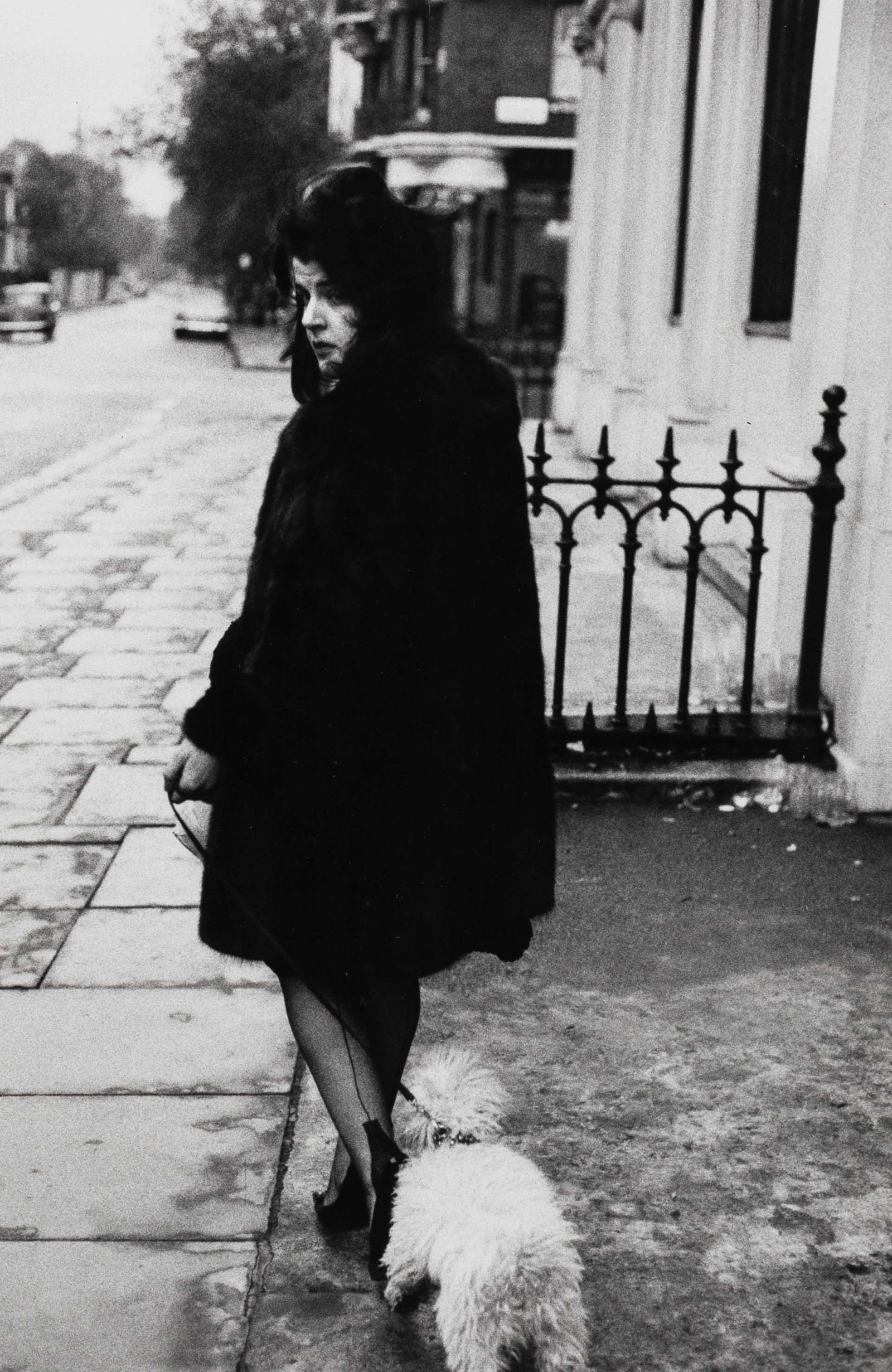 BRUCE DAVIDSON (*1933): BRUCE DAVIDSON (*1933) | London 1960 Image Size: 27.7 x 18.3 cm English Vintage gelatin silver print 35.3 x 28 cm, in very good condition. Photographer's credit stamp and handwritten negative number