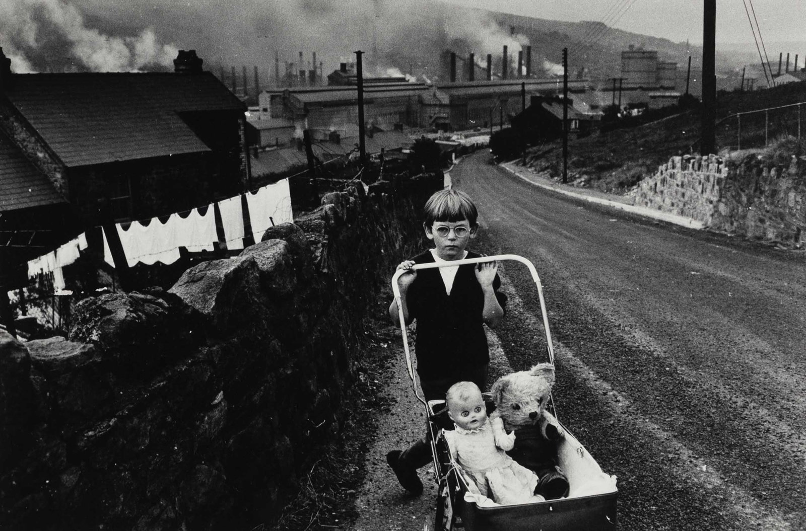 BRUCE DAVIDSON (*1933): BRUCE DAVIDSON (*1933) | Wales 1965 Image Size: 15.5 x 23.3 cm English Vintage gelatin silver print 27.8 x 35.3 cm, in excellent condition. Signed and dedicated "To Patricia, thank you for your help