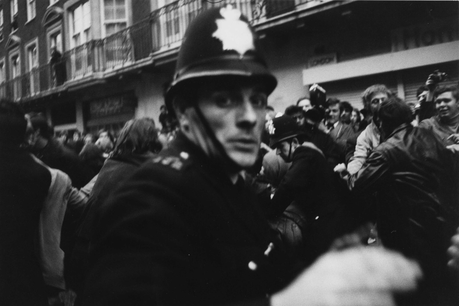DON MCCULLIN (*1935): DON MCCULLIN (*1935) | Police officer at a demonstration, London 1968 Image Size: 19.7 x 29.4 cm English Gelatin silver print, printed in the 1980s, in excellent condition. Photographer's Magnum