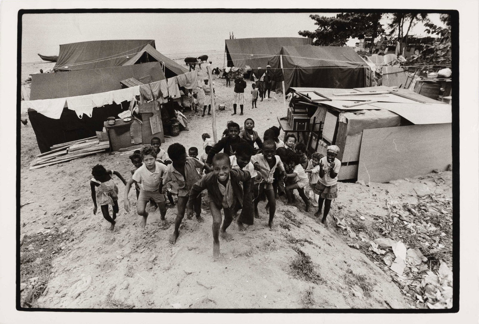 SEBASTIÃO SALGADO (1944–2025): SEBASTIÃO SALGADO (1944–2025) | From the series 'Civil war in Angola' (4 prints), Luanda 1975–1976 Image Size: c. 18.5 x 27 / 31 x 20 cm English Four vintage gelatin silver prints, on
