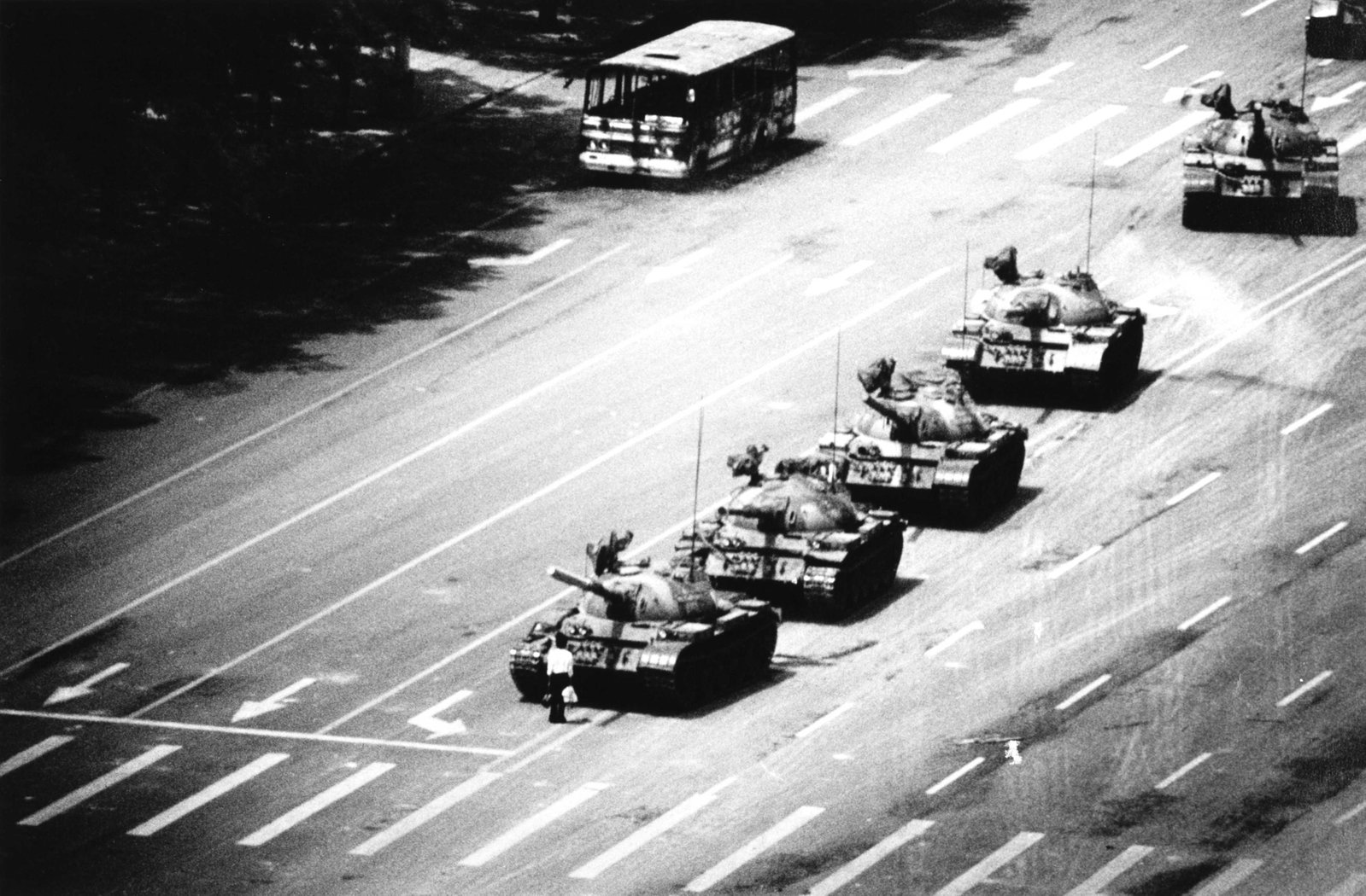 STUART FRANKLIN (*1956): STUART FRANKLIN (*1956) | 'The Tank Man', Beijing, Tian'anmen Square 1989 Image Size: 31.8 x 48.4 cm English Gelatin silver print, printed later, c. 40 x 50 cm, in very good condition. Signed and