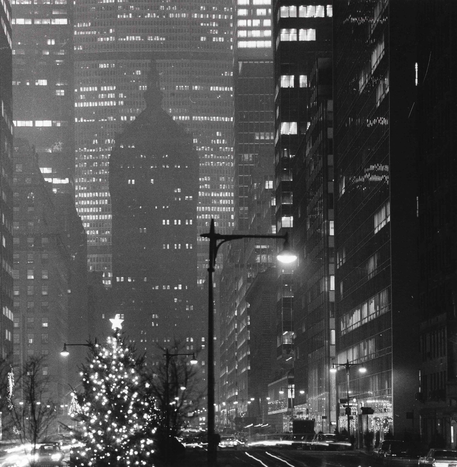 ROLAND PLETERSKI (1920–2000): ROLAND PLETERSKI (1920–2000) | Park Avenue at night, New York City 1961 Image Size: 27 x 26.5 cm English Gelatin silver print, printed in the 1970s on single-weight, glossy Kodak paper 40.7 x