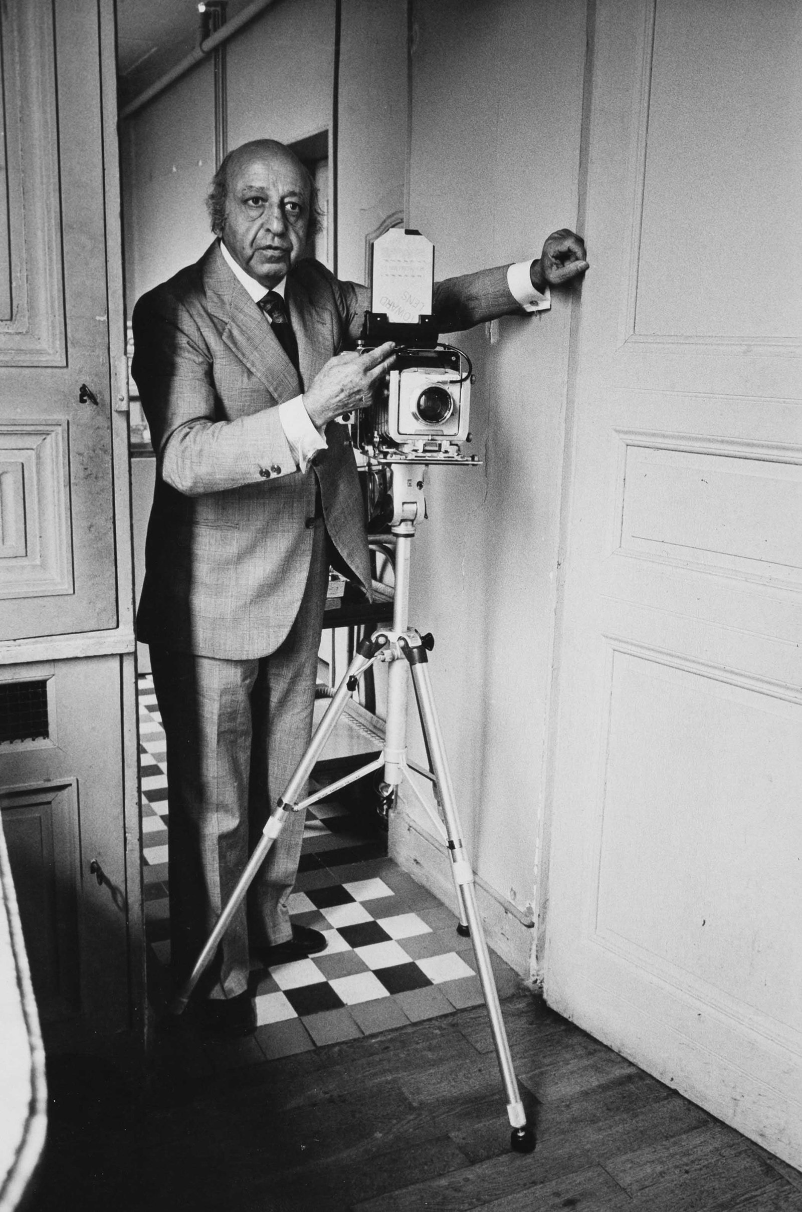 GUY LE QUERREC (*1941): GUY LE QUERREC (*1941) | Yousuf Karsh, 1970 Image Size: 20.2 x 13.5 cm English Vintage gelatin silver print 23.6 x 17.8 cm, in excellent condition. Photographer's stamp on the reverse. * subject to re