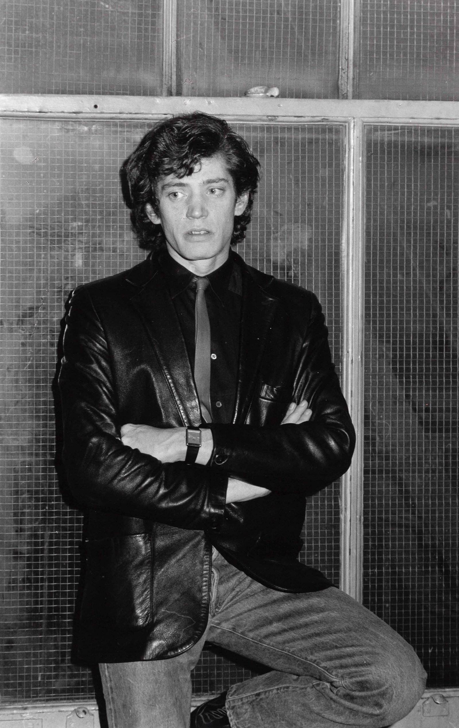 ENRICA SCALFARI (*1955): ENRICA SCALFARI (*1955) | Robert Mapplethorpe in his studio, New York 1983 Image Size: 39 x 24.5 cm English Vintage silver print, c. 40 x 30 cm, in very good condition. Photographer's stamp and "AGF"
