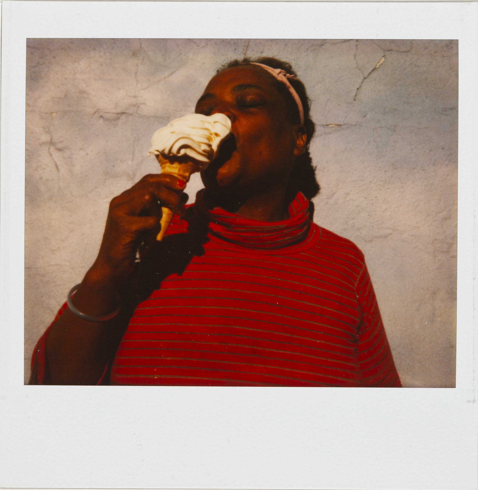 MARY ELLEN MARK (1940–2015): MARY ELLEN MARK (1940–2015) | From the series 'New York portraits', 1987 Image Size: 7.3 x 9.1 cm English Unique Polaroid Spectra, 10.3 x 10.1 cm, in very good condition. Former Polaroid Coll.