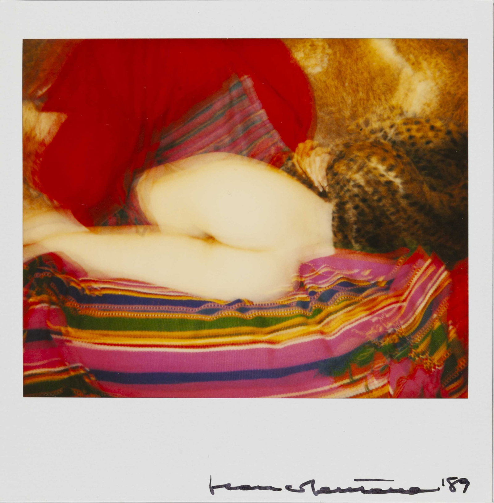 FRANCO FONTANA (*1933): FRANCO FONTANA (*1933) | From the series 'Nudo', 1989 Image Size: 7.4 x 9.1 cm English Unique Polaroid Spectra, 10.3 x 10.1 cm, in excellent condition. Signed and dated in black ink in the lower