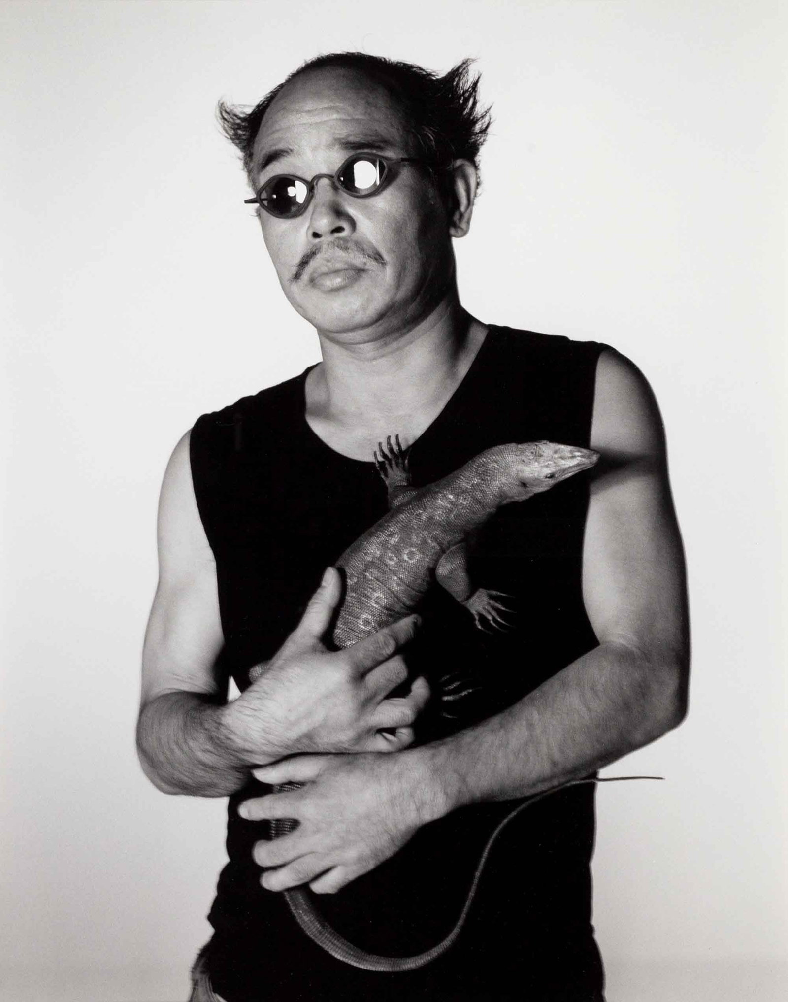 NOBUYOSHI ARAKI (*1940): NOBUYOSHI ARAKI (*1940) | Self-portrait with Jamorinsky, Tokyo 1991 Image Size: 39 x 31 cm English Gelatin silver print, printed in the early 2000s, 62 x 52 cm, in excellent condition. Framed in a bla