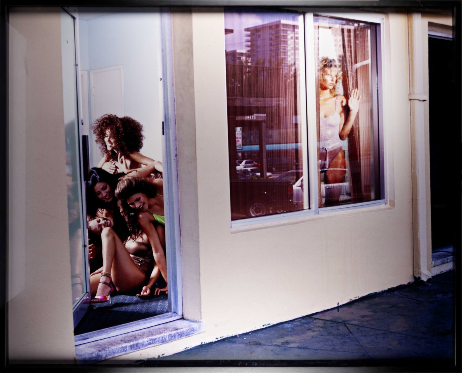 DAVID DREBIN (*1970): DAVID DREBIN (*1970) | 'Gina and the Rivals', 2000 Image Size: 122 x 153 cm English Chromogenic print, flush-mounted on aluminium, in excellent condition. Framed in black wooden frame with acrylic