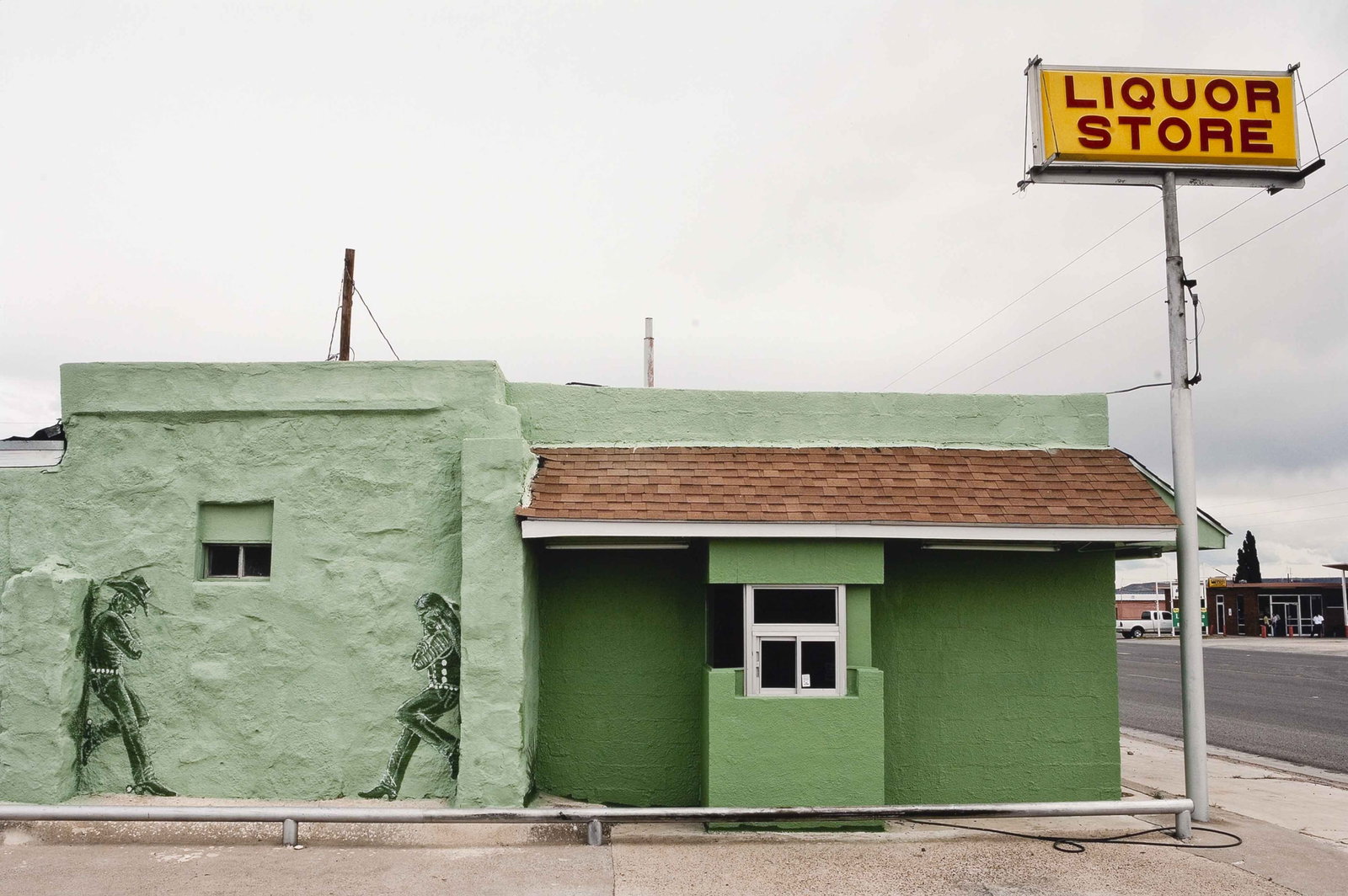 ULRICH EIGNER (*1973): ULRICH EIGNER (*1973) | Liquor Store in Fort Stockton, Texas 2007 Image Size: 39.7 x 59.6 cm English Chromogenic print, in excellent condition. Signed, dated, titled and edition numbered "#2/8" by