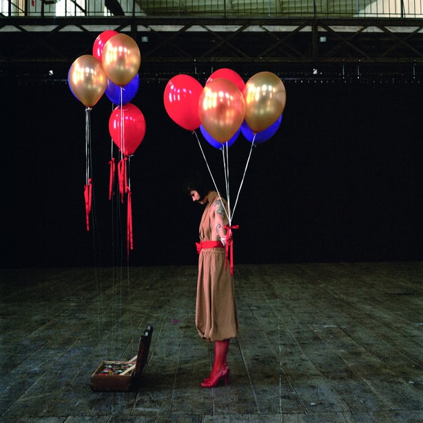 ROBERTA LIMA (*1974): ROBERTA LIMA (*1974) | 'Luft + Balloons', Vienna 2006 Image Size: 100 x 100 cm English Chromogenic print, flush-mounted on aluminium with hanging rails, in very good condition. Signed by the artist