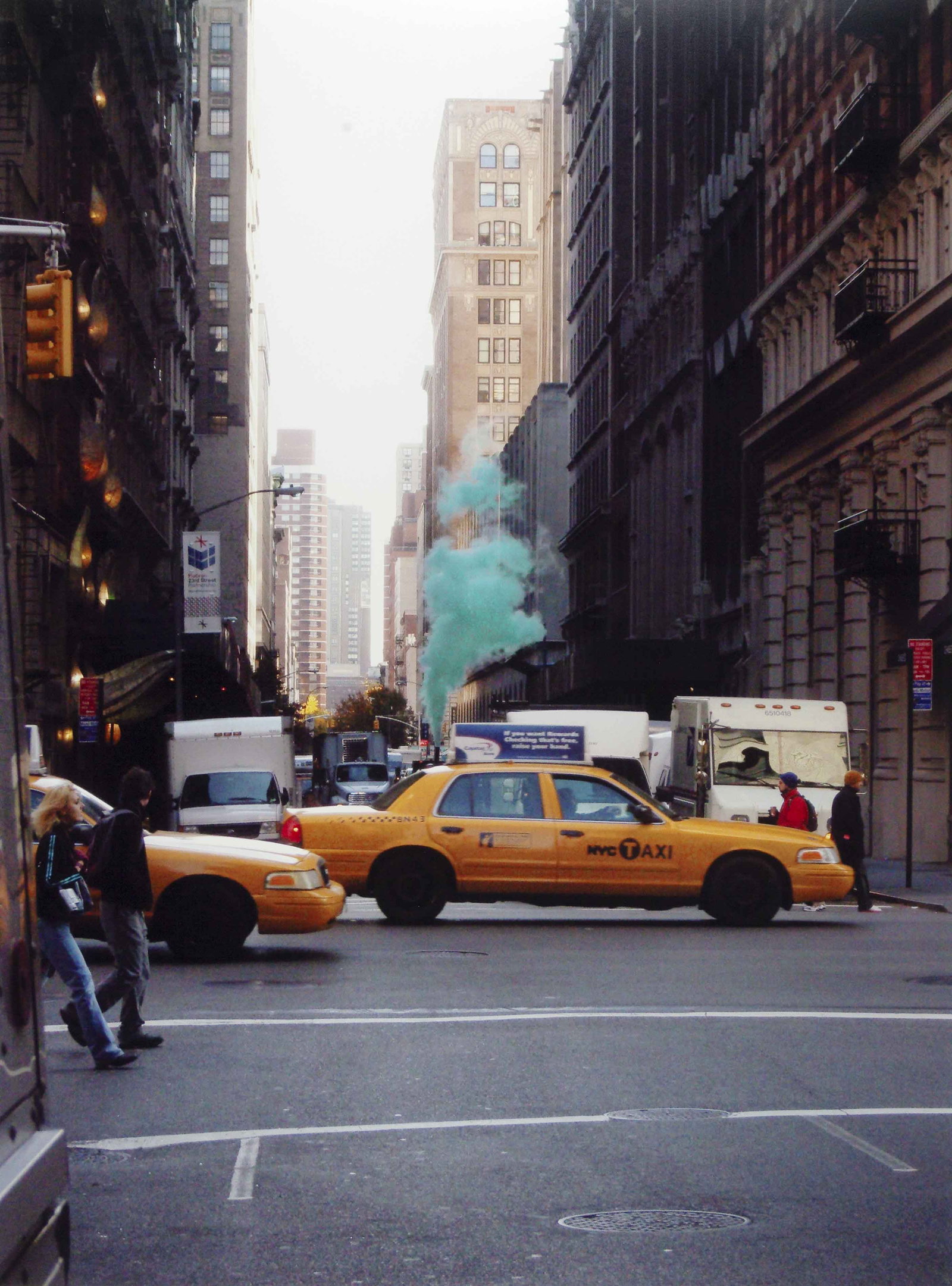 WERNER SCHRÖDL (1971–2019): WERNER SCHRÖDL (1971–2019) | 'green smoke', New York 2009 Image Size: 80 x 60 cm English Chromogenic print, flush-mounted on aluminium c. 90 x 67 cm, in excellent condition. Framed in the