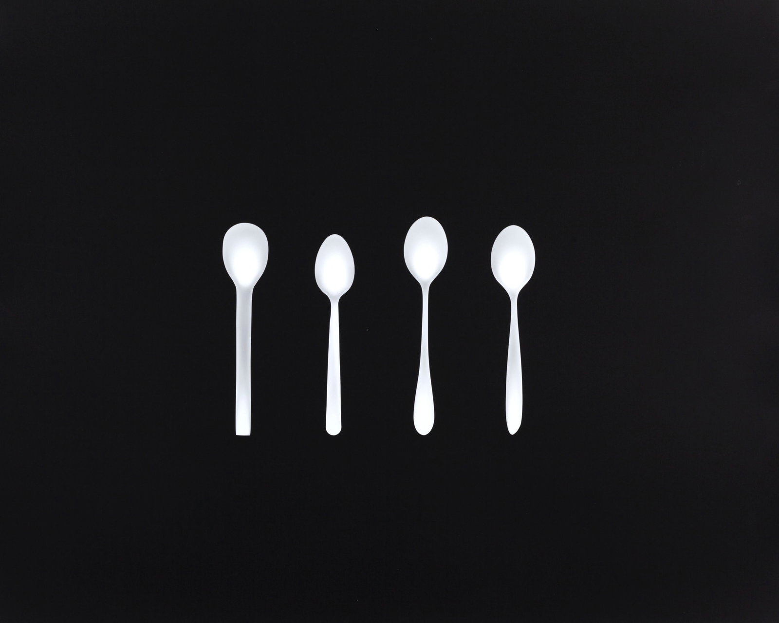 ANGELIKA KRINZINGER (*1969): ANGELIKA KRINZINGER (*1969) | '4 Airline Spoons' (photogram), 2016 Image Size: 40 x 50 cm English Gelatin silver print on paper 40 x 50 cm, in very good condition. Signed certificate enclosed. *