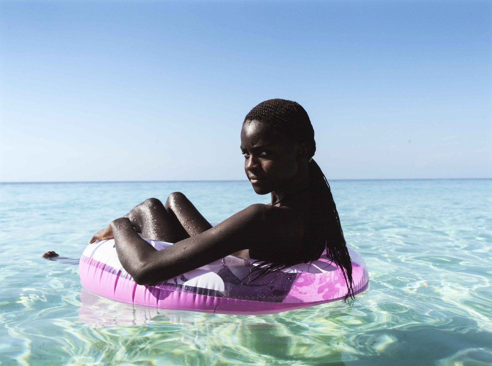 MELISSA ALCENA (*1988): MELISSA ALCENA (*1988) | 'Shavontaye', Bahamas 2019 Image Size: c. 59.5 x 80 cm English Archival pigment print on Hahnemühle paper, flush-mounted on aluminium, in excellent condition. Original
