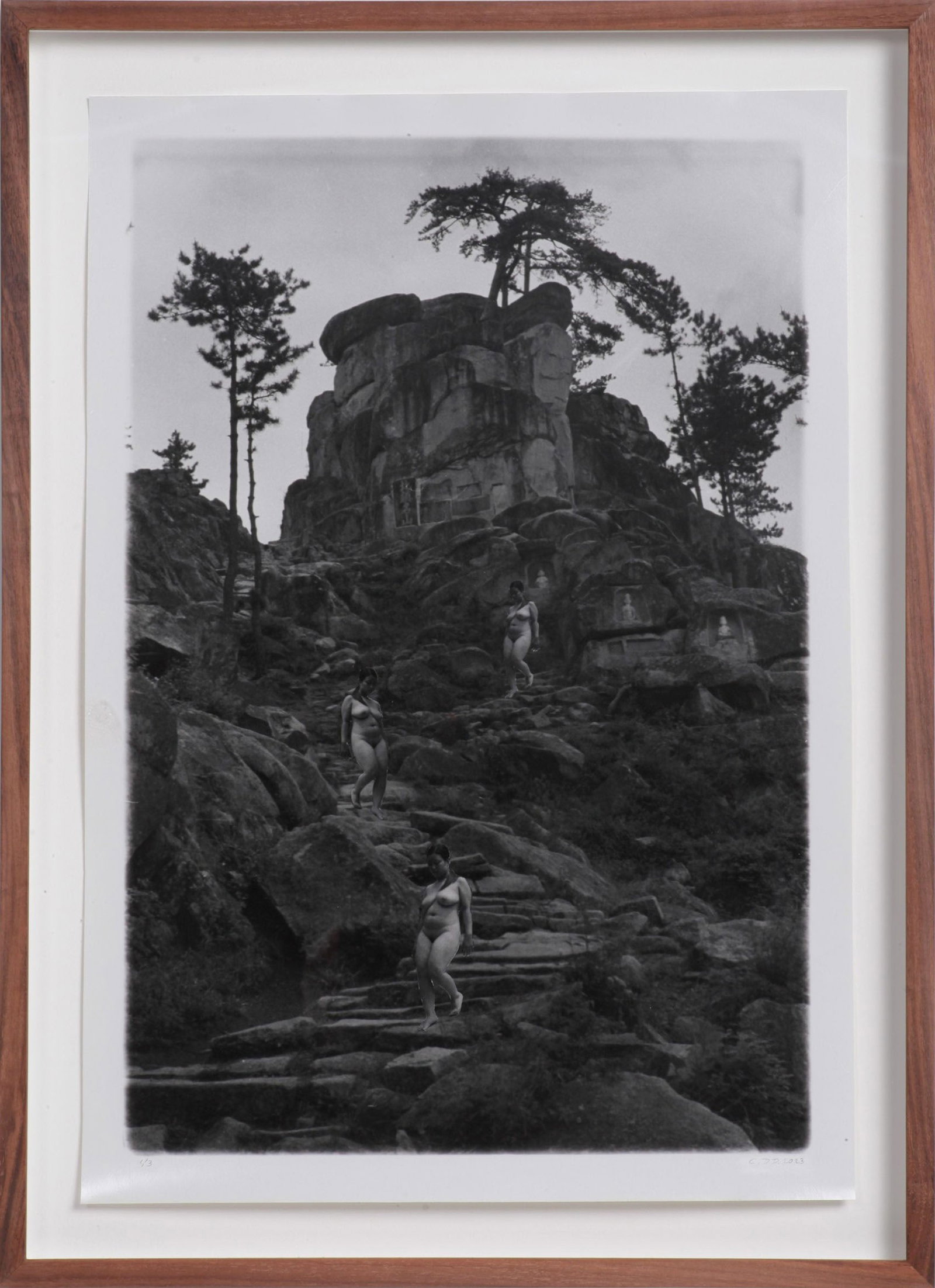CAI DONGDONG (*1978): CAI DONGDONG (*1978) | ?? 'Descending the Mountain', 2023 Image Size: c. 55 x 37 cm English Gelatin silver print c. 60 x 41 cm, mounted on board, original wooden frame c. 68 x 50 cm in very good