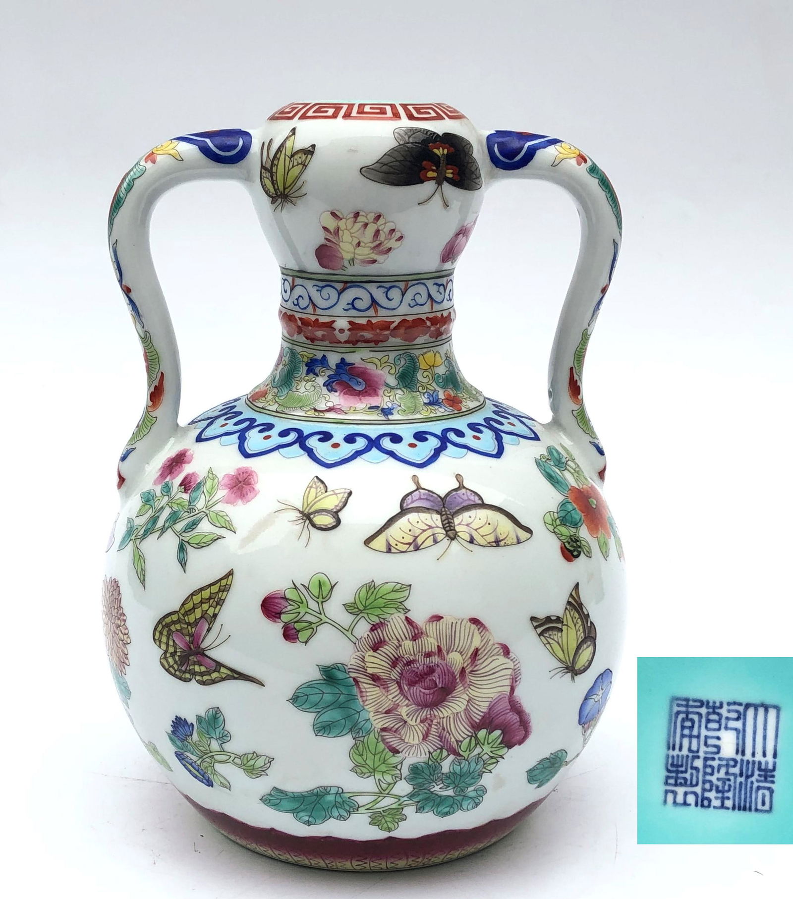 Chinese wucai porcelain handled vase 清乾 (1 of 6)