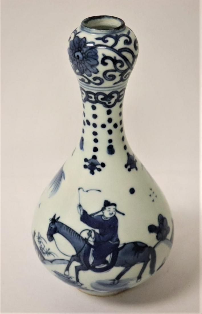 Chinese Ming Dynasty blue and white porcelain garlic: Chinese Ming Dynasty blue and white porcelain garlic top vase 8.75"Hx4.5"dia