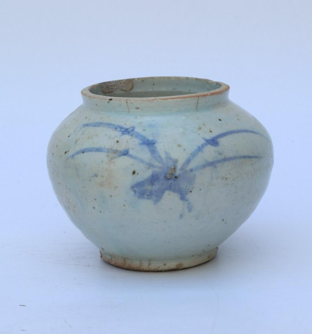 Chinese Yuan Dynasty blue and white small jar (1 of 5)