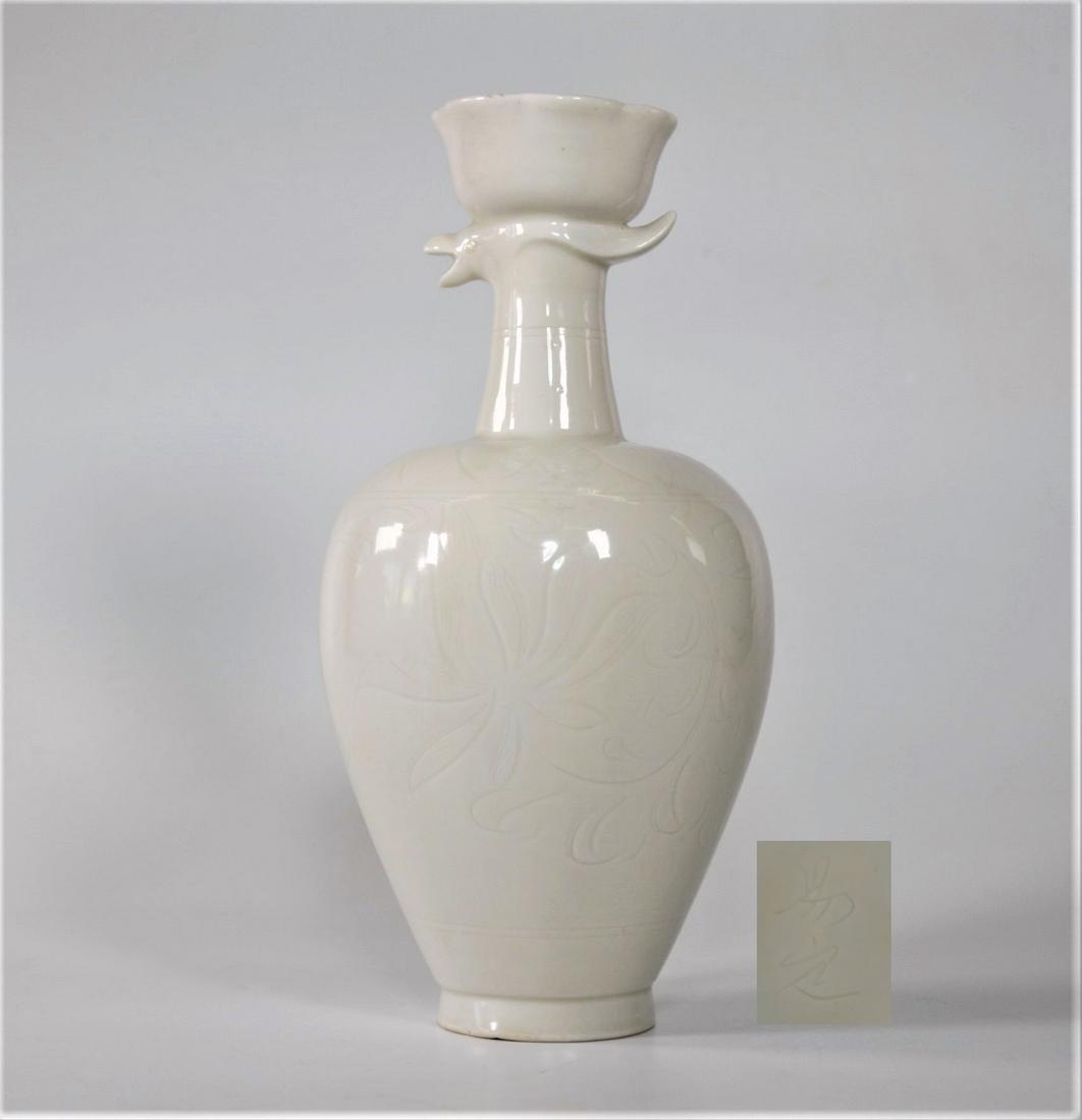 Chinese Song Dynasty white Ding Yao porcelain vase (1 of 6)