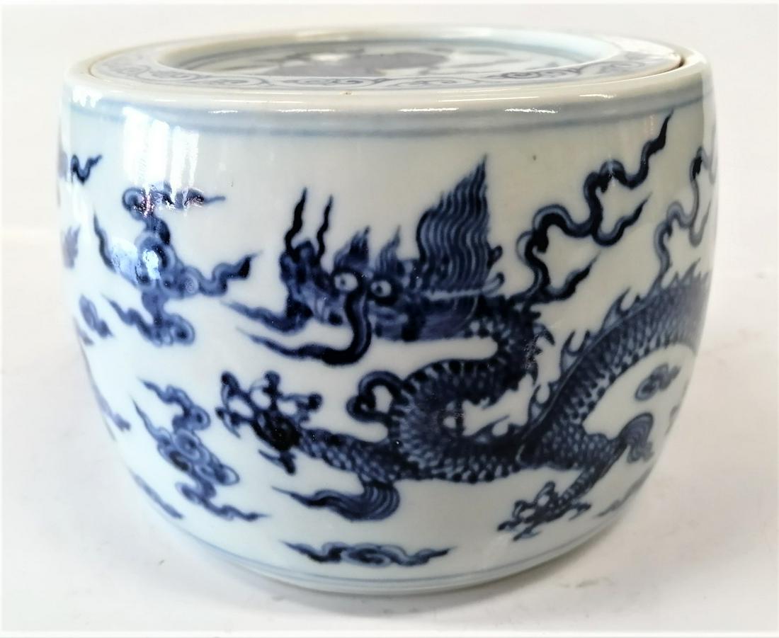 Chinese Ming Dynasty Xuande Blue And White Poecelain: Chinese Ming Dynasty Blue And White Poecelain Dragon Jar H:9.8cm X15:cm