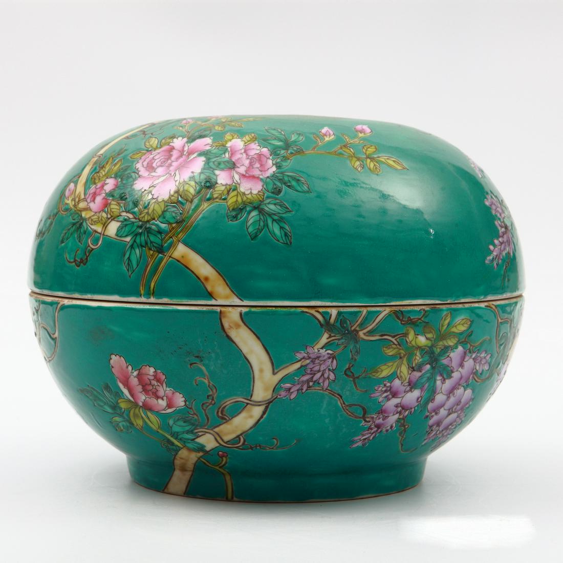 Chinese Qing Dynasty Green Glaze Wucai Porcelain Box (1 of 8)