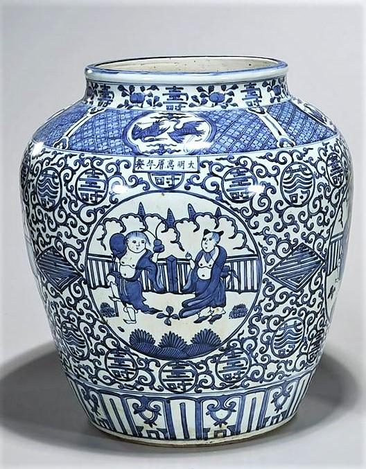 Large Ming Dynasty blue and white porcelain Jar: Large Ming Dynasty blue and white porcelains Jar. H:41.5cm