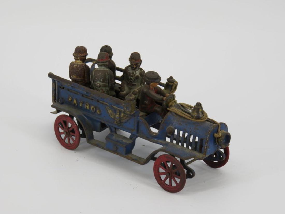 Hubley Police Patrol with 5 figures (1 of 3)