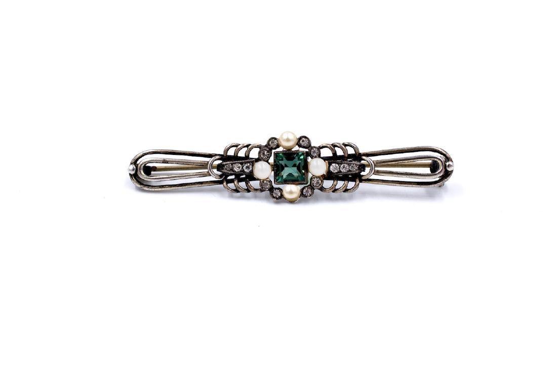 Victorian, Green Stone, Pearl and White Sterling Pin: Victorian, Green Stone, Pearl and White Sterling Pin 2-1/8 inches in length ornate laced broach consisting of a princess-cut center stone. Surrounding are 4 round 3.20 mm pearls and accenting foiled b