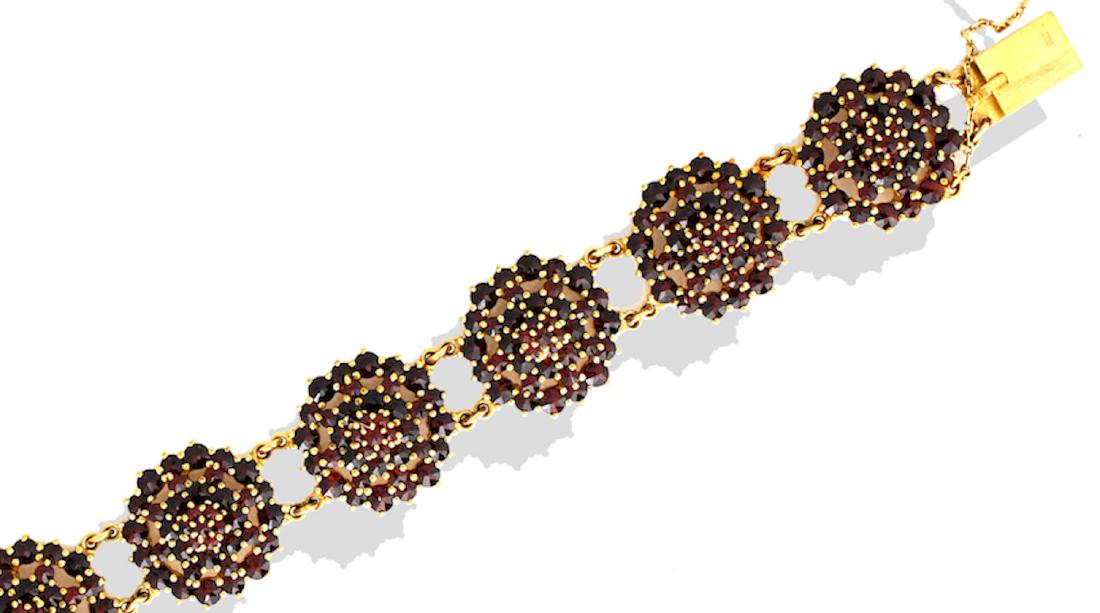 Art Deco, 18kt Gold, 8CT Garnet Link Bracelet, 41: Art Deco, 18kt Gold, 8CT Garnet Link Bracelet, 41 Grams 18 karat yellow gold temple 8-link bracelet consisting of 360 round garnet. Gemstones are Rosecut shapes. The total weight of the gems is approx