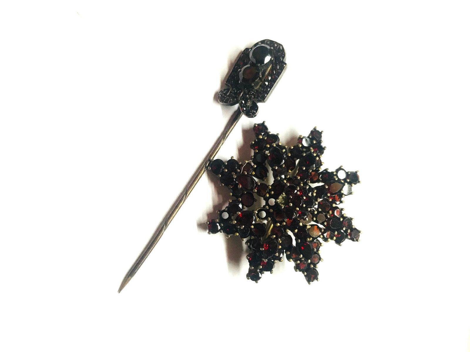 Oveka, 1920's Garnet Pn Set Victorian Era: Oveka, 1920's Garnet Pn Set Victorian Era Large Star Burst measures 1-1/2 inch diameter Round garnets and Pear Shaped garnets, set in prongs. Hallmarked Oveka and is tested as 12 karat yellow gold Pin
