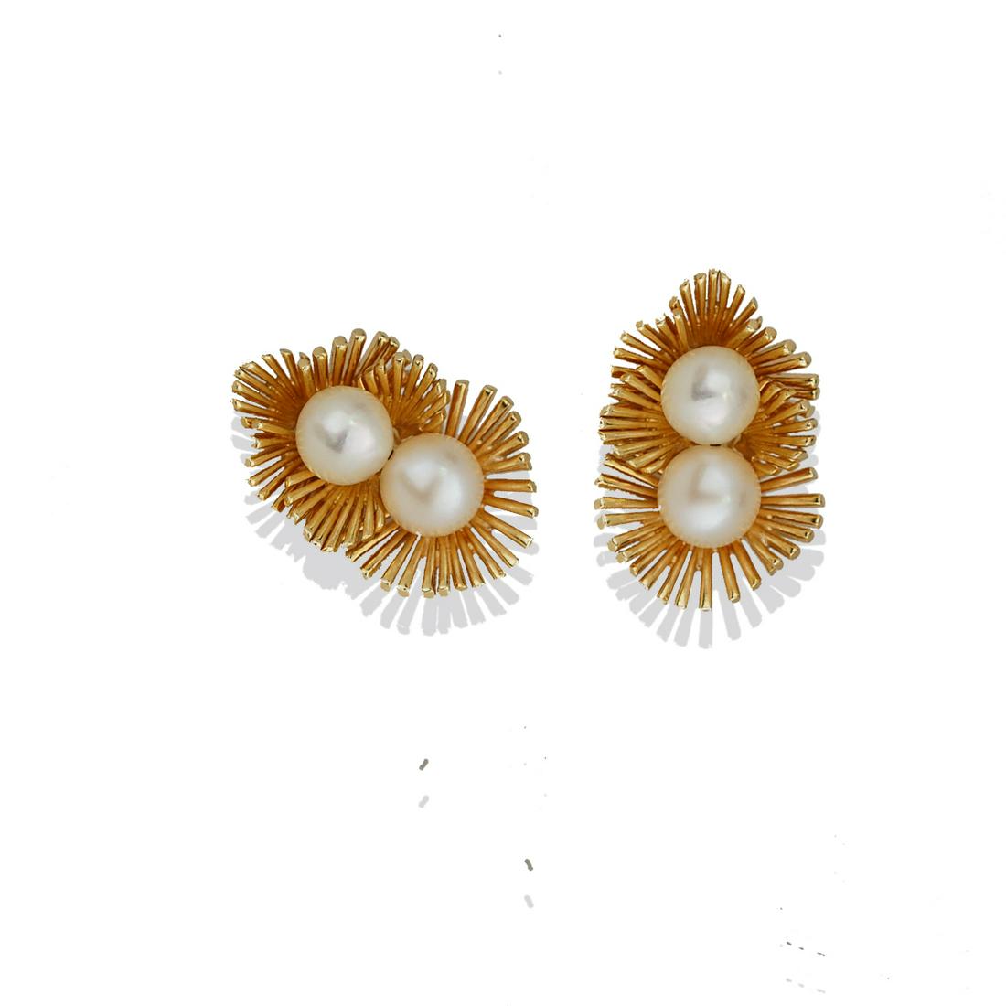 Retro, Modern 8.5-9.0 MM Yellow Gold, Clip Pearl: Retro, Modern 8.5-9.0 MM Yellow Gold, Clip Pearl Earrings25 grams of gold, these quality pearls are white, highly sought-after pearls. Each ear features two pearls measuring 8.5 to 9 mm in diameter se