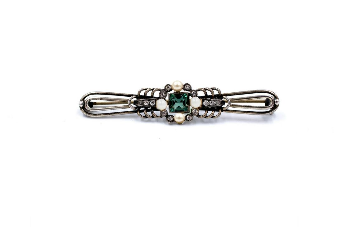 Victorian, Green Stone, Pearl and White Sterling Pin: Victorian, Green Stone, Pearl and White Sterling Pin2-1/8 inches in length ornate laced broach consisting of a princess-cut center stone. Surrounding are 4 round 3.20 mm pearls and accenting foiled ba