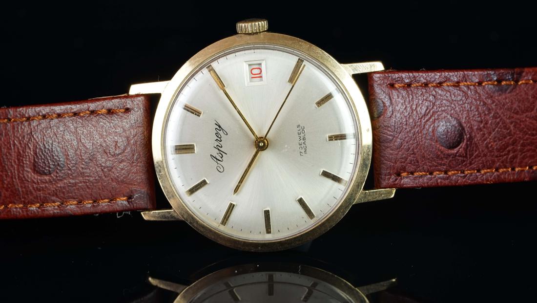 GENTLEMEN'S ASPREY 9K GOLD, DATE DRESS WATCH, VINTAGE: GENTLEMEN'S ASPREY 9K GOLD, DATE DRESS WATCH, VINTAGE MANUALLY WOUND WRISTWATCH, circular white dial with thin gold sword hands, gold central gold second hand with date at 3o'clock, applied gold indic