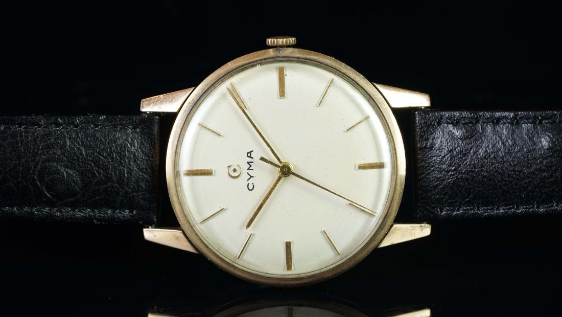 GENTLEMEN'S CYMA 9K GOLD DRESS WATCH, REF. 51822, CAL.: GENTLEMEN'S CYMA 9K GOLD DRESS WATCH, REF. 51822, CAL. R.486.2, VINTAGE MANUALLY WOUND WRISTWATCH, circular white dial with long gold sword hands, central gold second hand, Cyma with applied gold logo