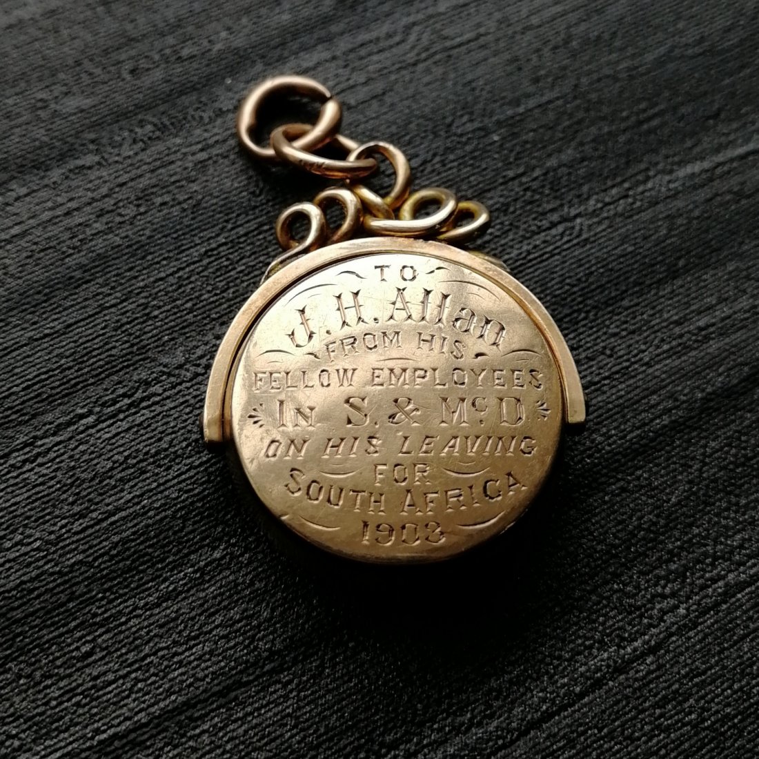 Edwardian bloodstone swivel fob, 18mm diameter: Edwardian bloodstone swivel fob, 18mm diameter bloodstone, inscribed to the reverse 'To J. H. Allan from his fellow employees in S & McD, on his leaving for South Africa 1903', hallmarked 9ct, weight 