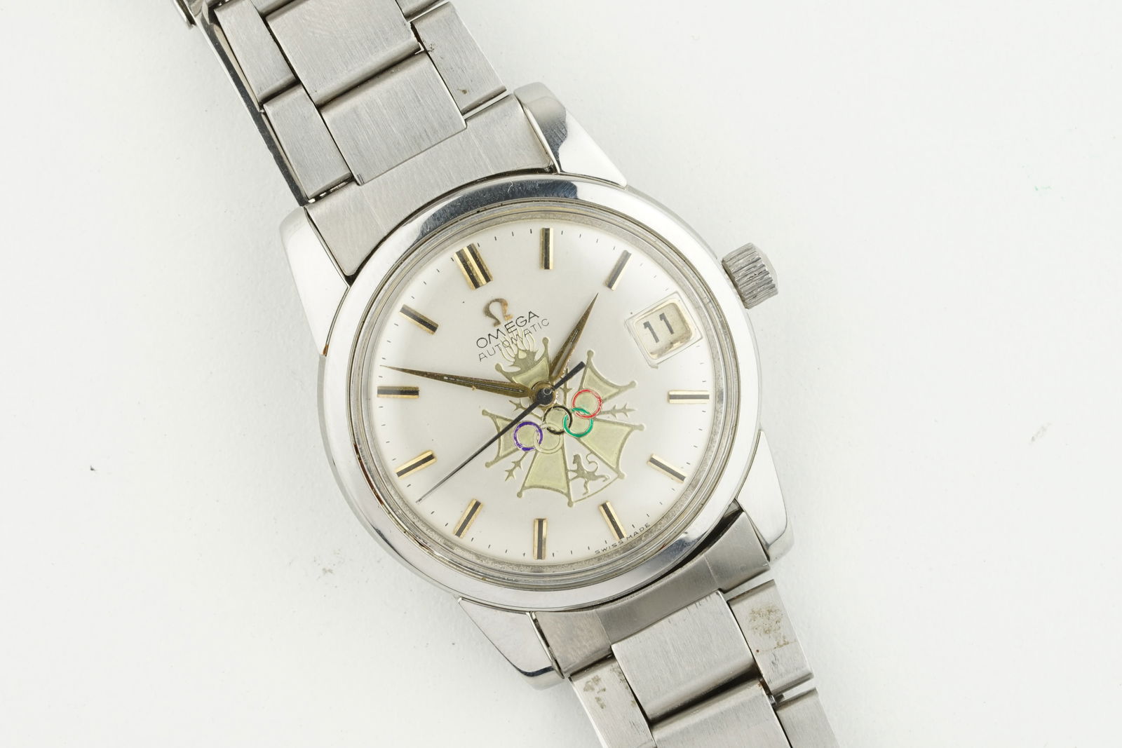 OMEGA SEAMASTER AUTOMATIC DATE, circular re finished silver dial with hour markers and hands, 34mm (1 of 2)