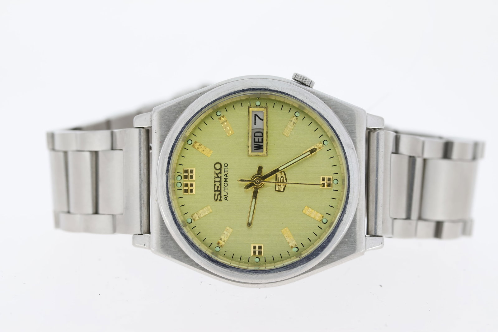 Brand: Sieko Model Name: Seiko 6 Reference: 3N2243 Movement: Automatic Dial colour: gilt Dial: Brand: Sieko Model Name: Seiko 6 Reference: 3N2243 Movement: Automatic Dial colour: gilt Dial features: Day and date aperture Case size: 36mm Case material: Stainless