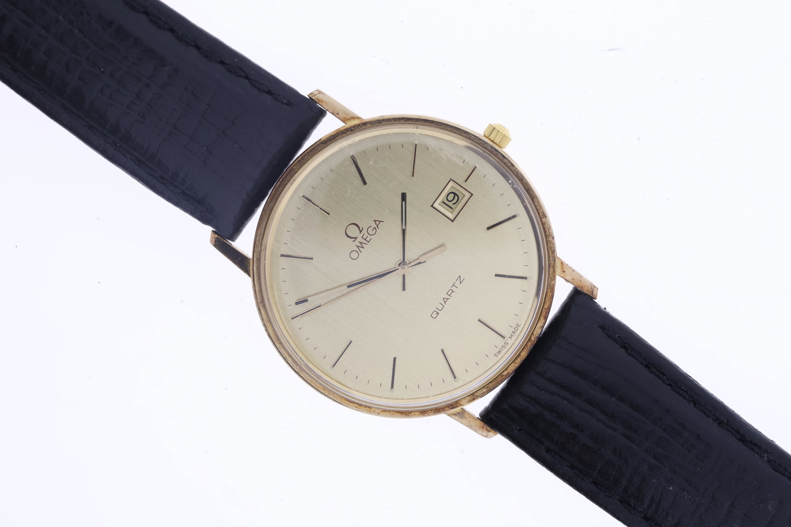 Vintage Omega Wristwatch Gold: Brand: Vintage Omega Movement: Quartz Dial shape: Circular Dial colour: Champagne Dial features: Baton hour markers, date aperture at 3 o'clock Case size: Approx 33mm Case material: Believed to be 9ct