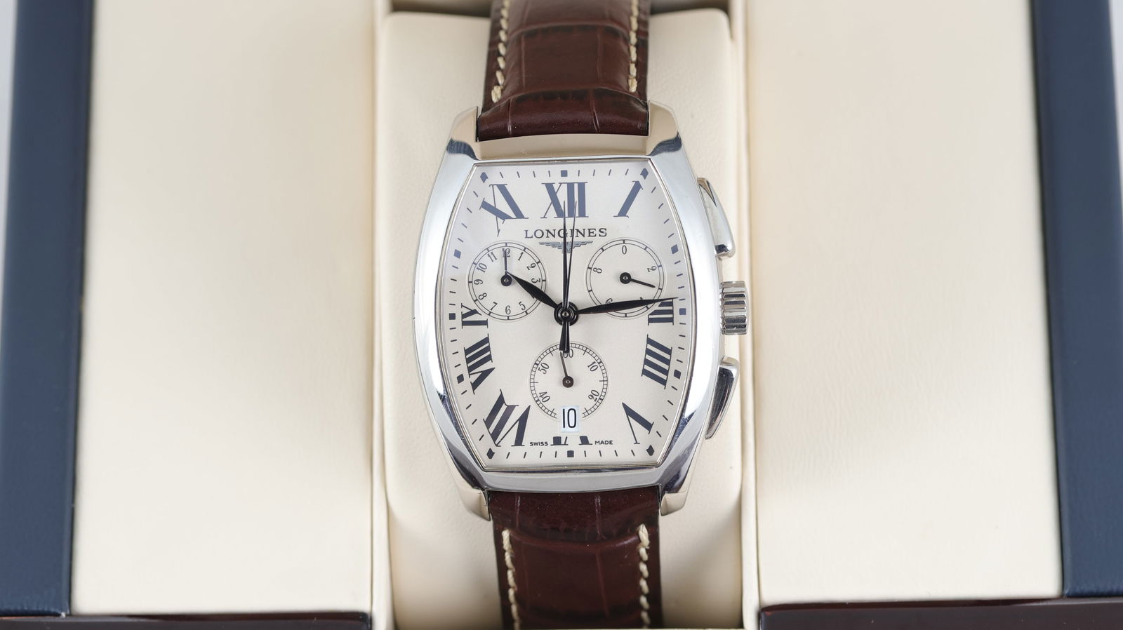 Longines Evidenza Date Quartz with Box: Brand: Longines Model Name: Evidenza Reference: L2.656.4 Movement: Quartz Box: Full Box Dial shape: Tonneau Dial colour: Silver Dial features: Roman numeral hour markers. Quick set date aperture at 6